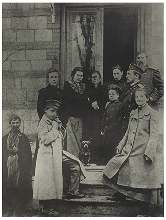 Маяковский (на переднем плане) с родными и знакомыми на крыльце дома Чейшвили. Кутаис. 1904 год