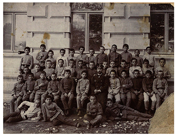 Маяковский с учащимися 1-го класса Кутаисской гимназии. Кутаис. 1903