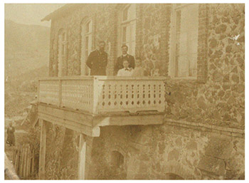 Маяковский с родителями и А.С. Дреером. Багдади. 1900